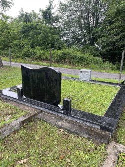 nadgrobni spomenik za dvoje Novi Grad nadgrobni spomenik za dvoje Novi Grad