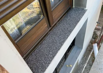 Klupice od granita vanjske akcija Klupice od granita vanjske akcija