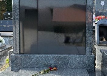 Nadgrobni spomenik za dvoje sa stubovima Nadgrobni spomenik za dvoje sa stubovima