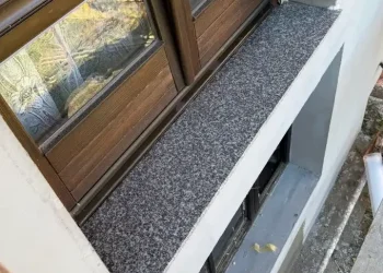 Klupice od granita vanjske akcija Klupice od granita vanjske akcija