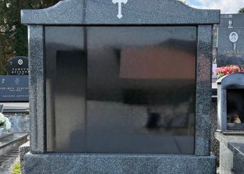 Nadgrobni spomenik za dvoje sa stubovima Nadgrobni spomenik za dvoje sa stubovima