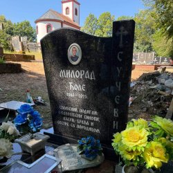 Akcija nadgrobni spomenik za jedno sa stubom Akcija nadgrobni spomenik za jedno sa stubom