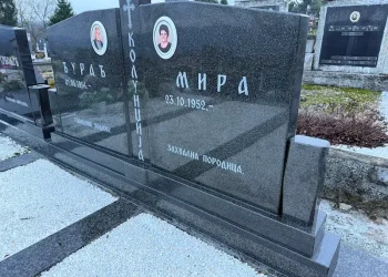 Spomenik za dvoje krila Spomenik za dvoje krila