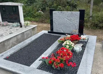 Spomenik za dvoje Viskont White Spomenik za dvoje Viskont White