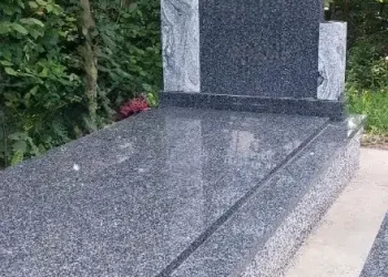 Klasicni spomenik za jedno sa stubom