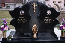 Spomenik za dvoje krila crni