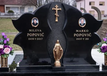 Spomenik za dvoje krila crni