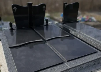 Spomenik za dvoje sa pločama iz dva dijela