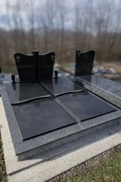 Spomenik za dvoje sa pločama iz dva dijela