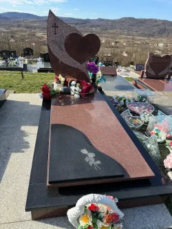 Spomenik za jedno srce sa crvenim kamenom