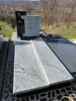 Spomenik za jedno kombinacija kamena