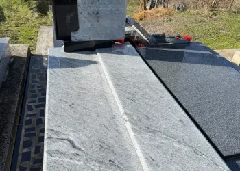 Spomenik za jedno kombinacija kamena